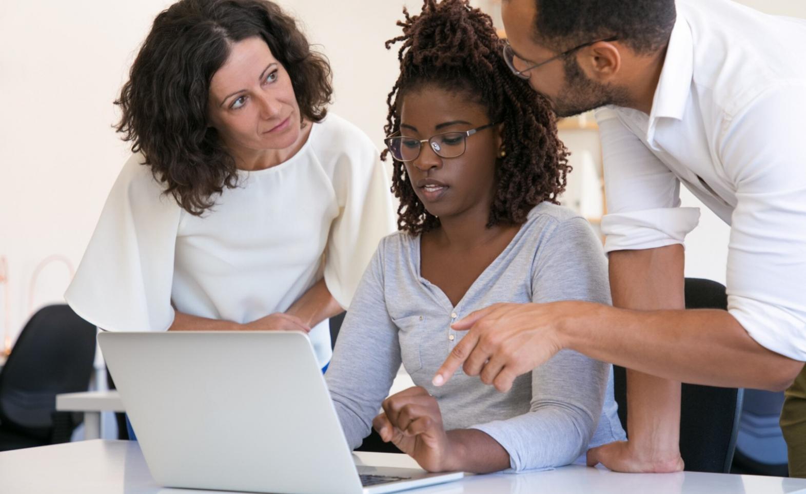 Equipo de profesionales financieros trabajando en análisis de datos