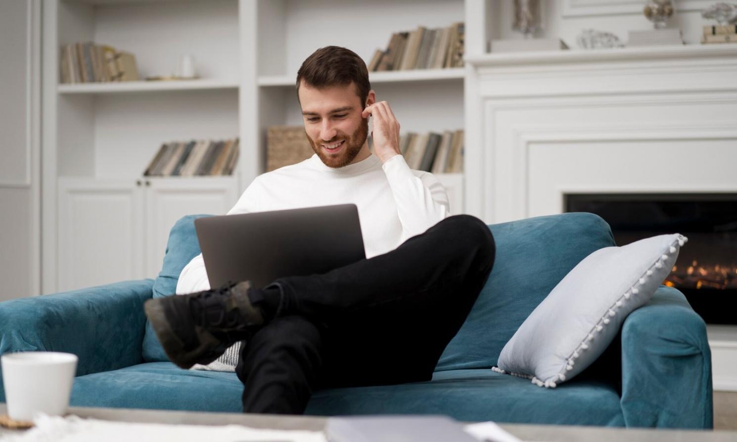 Consultor financiero revisando documentos y estrategias empresariales